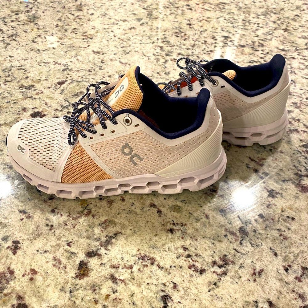 ON WOMEN'S CLOUDSTRATUS